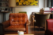 Les designs classiques de fauteuil club : comment reconnaître et restaurer ces pièces vintage ?